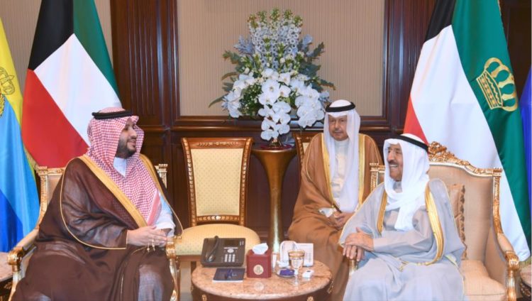 أمير الكويت يستقبل وزير الدولة السعودي تركي آل سعود