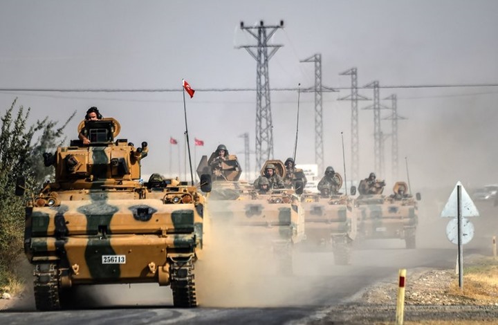 تواصل تركيا إرسال تعزيزات عسكرية نوعية بينها مدافع ثقيلة تنشر لأول مرة بإدلب