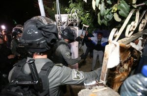 الاحتلال يعتدي على الفلسطينيين في الشيخ جراح بالقدس