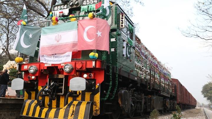 تعرّف قصة القطار الذي يربط إسطنبول بإسلام أباد عبر الأراضي الإيرانية