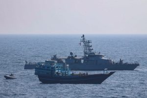 البحرية الأميركية تعترض سفينة محملة بالمتفجرات عقب إبحارها من إيران