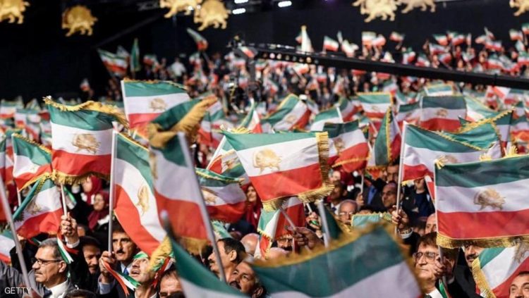 أعضاء مجاهدي خلق يلوحون بالأعلام الإيرانية بألبانيا