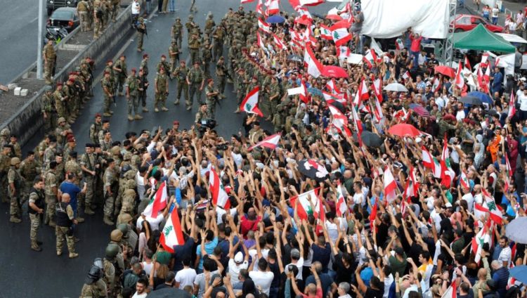 الجيش اللبناني يبعد المتظاهرين بمنطقة جل الديب لفتح طريق سريع أغلقه المحتجون