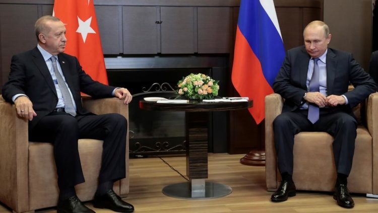 بوتين وأردوغان خلال لقائهما اليوم في سوتشي (رويترز)