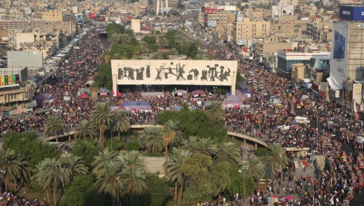 حشود ضخمة في ساحة التحرير بغداد