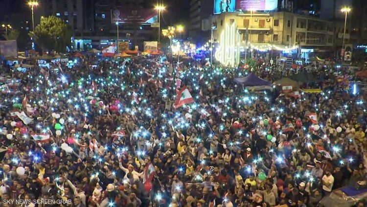 خيمت الأجواء الاحتفالية على المتظاهرين في ساحات الاعتصام