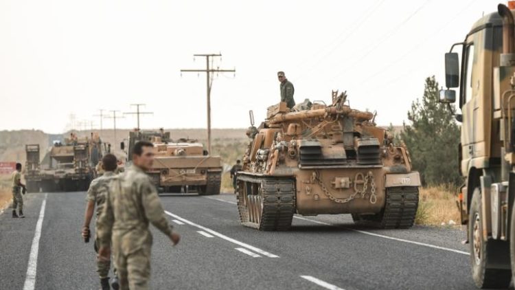 رتل عسكري تركي يؤمن طريقا قرب الحدود مع سوريا