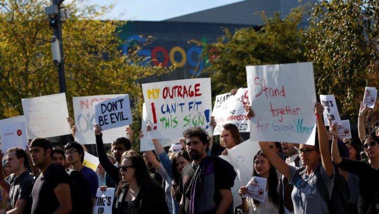 قام الآلاف بالإضراب بعد تقرير يفيد بأن غوغل غضت الطرف عن ادعاءات التحرش الجنسي ضد كبار الموظفين