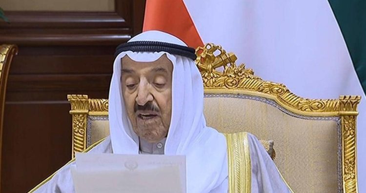 أمير الكويت أثناء توجيه الخطاب إلى الشعب