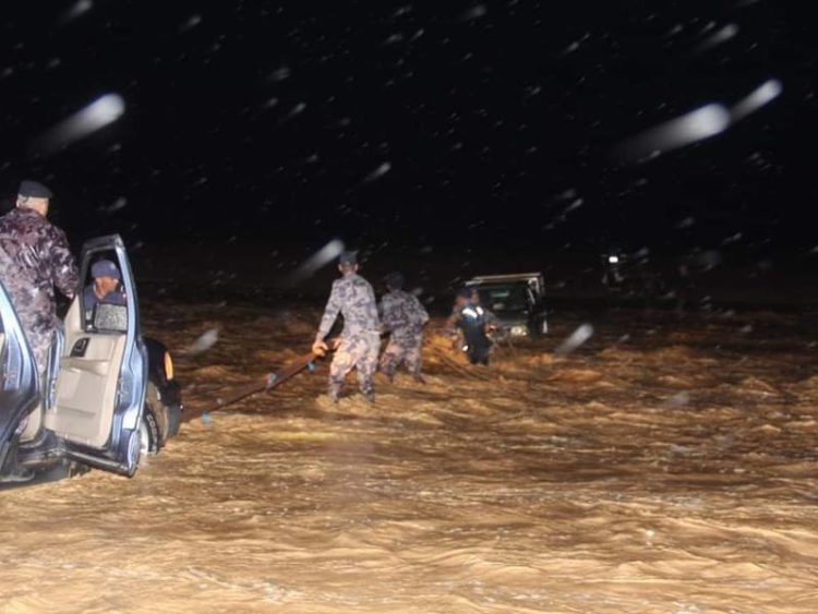 الدفاع المدني ينقذ أربعة أشخاص حاصرتهم مياه الأمطار في جرف الدراويش