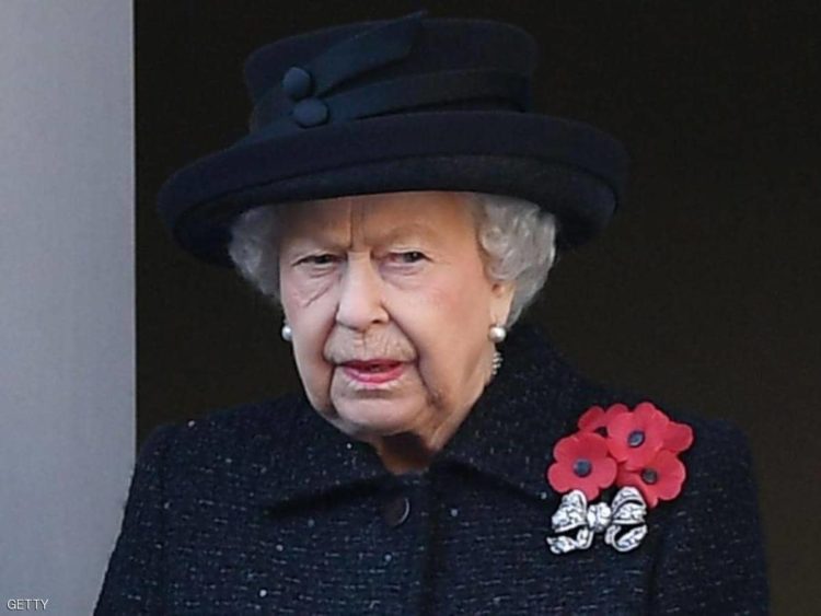 الملكة وكل أفراد الشعب يضعون زهرة الخشخاش بيوم الذكرى