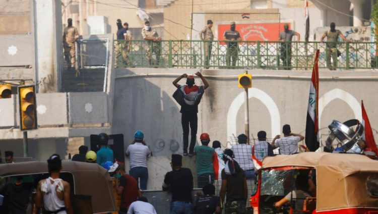 المواجهات تتواصل بين الأمن والمتظاهرين وسط بغداد (رويترز)