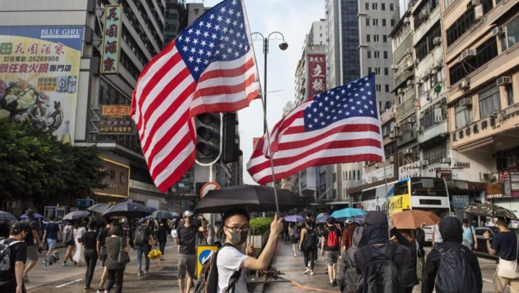 بدأ الحراك في هونغ كونغ قبل نحو ستة أشهر احتجاجا على مشروع قانون يتيح تسليم مطلوبين إلى الصين (الأناضول)