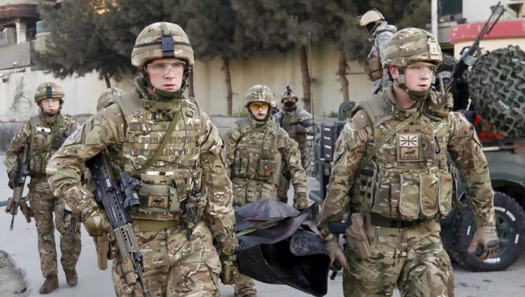 جنود بريطانيون في وادي سانغين جنوبي هلمند بأفغانستان منتصف 2007 (رويترز)