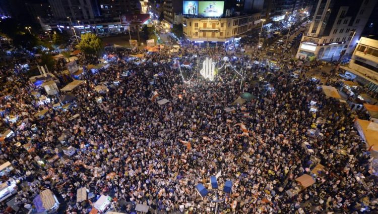 حشد من المتظاهرين تجمع مساء السبت في ساحة النور بمدينة طرابلس (الأوروبية)