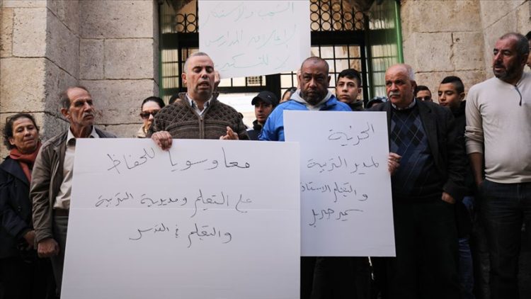 فلسطينيون يحتجون على إغلاق مكتب التربية في القدس