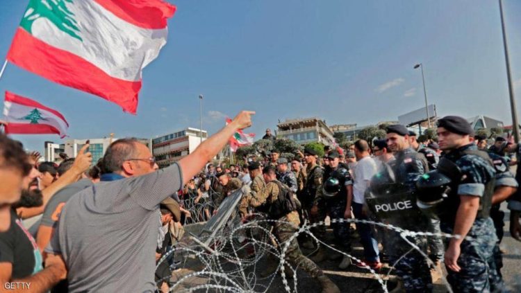 لبنانيون يتظاهرون قرب قصر بعبدا