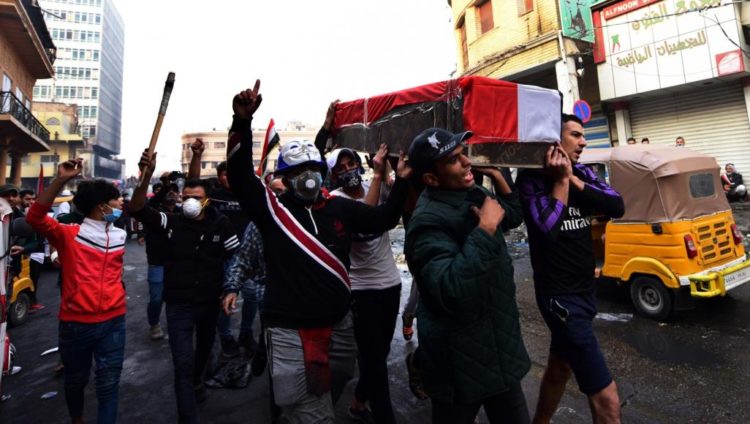 محتجون يشيعون أحد قتلى الاحتجاجات اليوم الجمعة في العاصمة العراقية بغداد (الأوروبية)