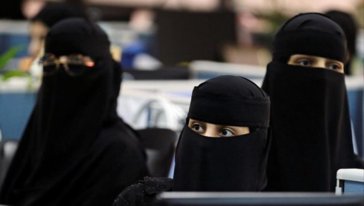 سيدات سعوديات يرتدين النقاب