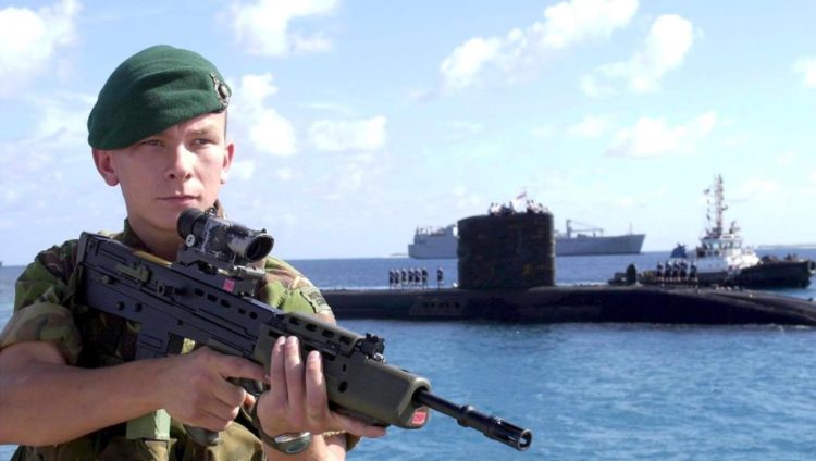 وصول غواصة بريطانية إلى القاعدة الأميركية في أرخبيل تشاغوس عام 2001 (الأوروبية)