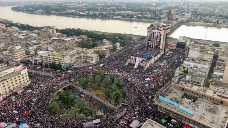 آلاف العراقيين يحتشدون في ساحة التحرير وسط بغداد