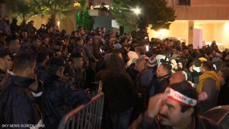 أحتجاجات أمام منزل رئيس الوزارء اللبناني المكلف حسان دياب