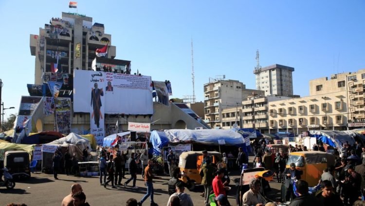 الاحتجاجات متواصلة في ساحة التحرير وسط بغداد (رويترز)