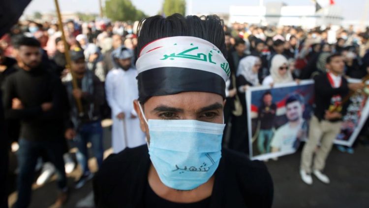 الاعتصامات مستمرة في ساحات التظاهر بـ6 محافظات وسط وجنوبي البلاد (رويترز)