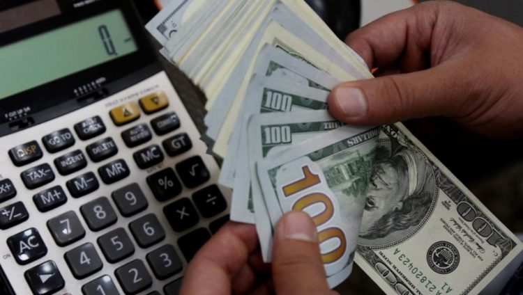 الخبراء يوصون بضرورة مراجعة الفواتير للحد من الخسائر المالية (غيتي)