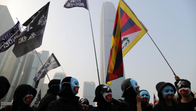 المتظاهرون نددوا بانتهاكات الحكومة الصينية ضد أقلية الإيغور (رويترز)