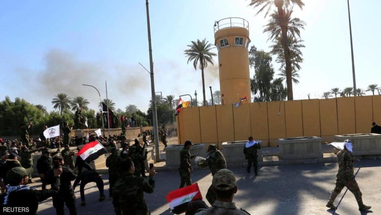 المحتجون اقتحموا السفارة الأميركية ببغداد