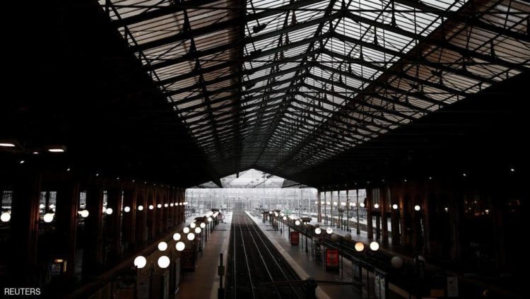 بدت محطات القطارات ومترو الأنفاق في باريس مهجورة بدرجة كبيرة
