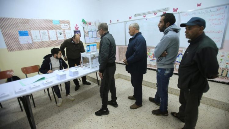 تقول السلطات الجزائرية إن الإقبال على الاقتراع كان جيدا (رويترز)