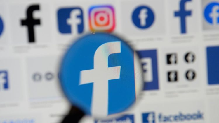 شركة فيسبوك تحاول دمج خدمات المراسلة الخاصة بها ماسنجر وواتساب وإنستغرام مع بعضها البعض (رويترز)
