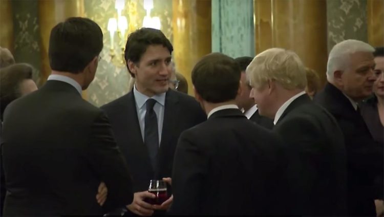 قادة كندا وفرنسا وبريطانيا وهولندا وهم يتحدثون مساء أمس الثلاثاء خلال حفل العشاء في قصر بكنغهام بلندن (مواقع التواصل)