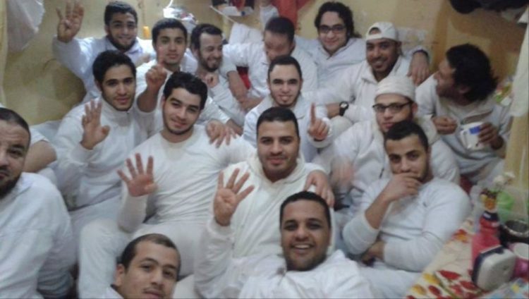 مجموعة من المعتقلين السياسيين بأحد السجون المصرية (الجزيرة)