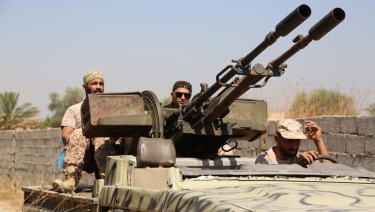 مقاتلون من مصراتة على متن آلية عسكرية في جبهات القتال جنوب طرابلس (الجزيرة)