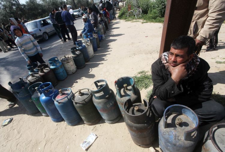 أزمة غاز طهي تلوح في الأفق بقطاع غزة