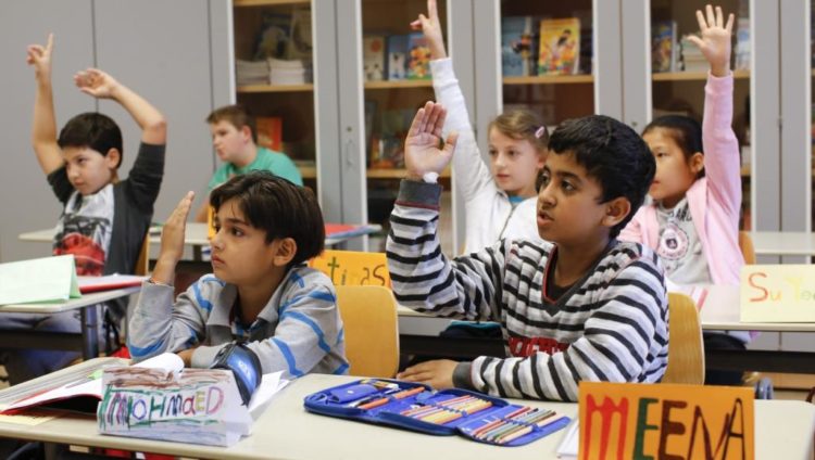 أطفال مهاجرون يأخذون دروسا في اللغة الألمانية (رويترز)