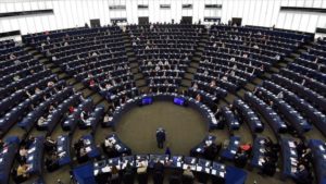 البرلمان الأوروبي يعاقب نائب يوناني مزق العلم التركي