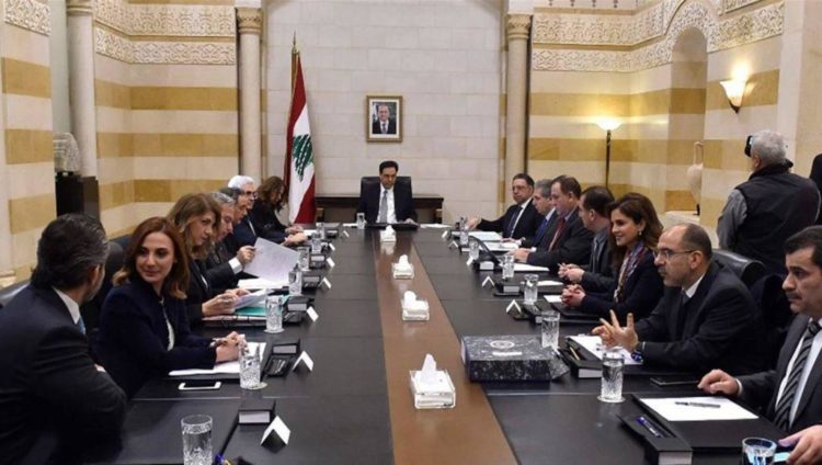 الحكومة الجديدة برئاسة الدكتور حسان دياب تشكلت يوم الثلاثاء الماضي وتضم 19 وزيرا من بينهم 6 وزيرات (رويترز)