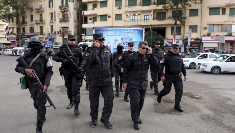 الشرطة المصرية اقتحمت مكتب وكالة الأناضول بالقاهرة واعتقلت صحفيين (رويترز)