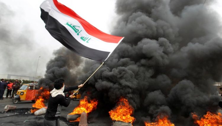 المتظاهرون في بغداد أحرقوا إطارات سيارات وقطعوا طرقا رئيسية (رويترز)