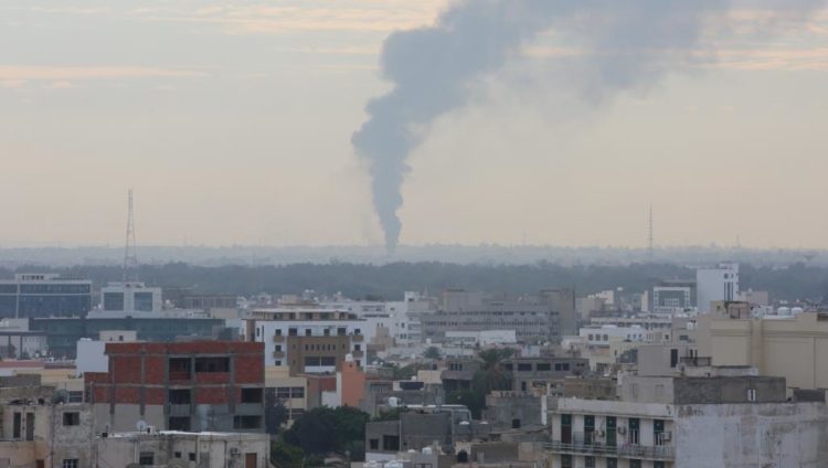 حكومة الوفاق اتهمت قوات حفتر بشن هجمات وغارات على مناطق عدة بطرابلس (الأناضول)