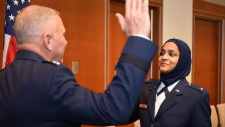 صالحة جابين تؤدي قسم التخرج لتصبح أول واعظة مسلمة في الجيش الأميركي (وزارة الدفاع الأميركية)