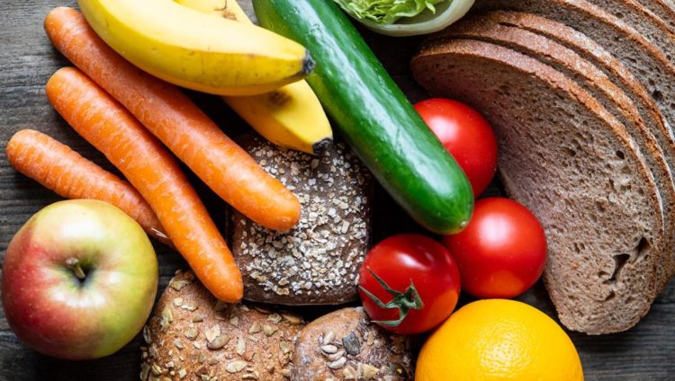 لمواجهة نقص الفيتامينات والمعادن ينبغي تناول الخضراوات والفواكه بمعدل خمسة حصص يوميا (الألمانية)