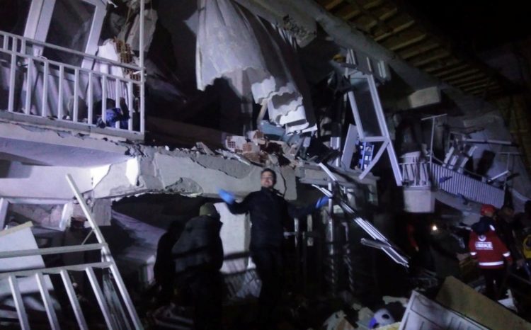 مصرع 4 أشخاص بزلزال قوي ضرب شرق تركيا