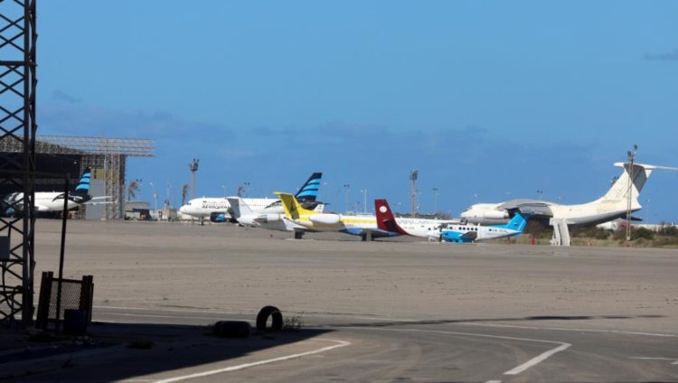 مطار معيتيقة تعرض لهجمات عديدة خلال الأسابيع الأخيرة (رويترز-أرشيف)