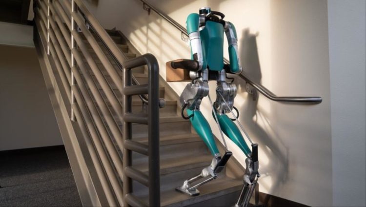يستطيع الروبوت ديجيت السير وحمل الأجسام وصعود الدرج وتنفيذ المهام بشكل شبه مستقل (أغيليتي روبوتيكس)