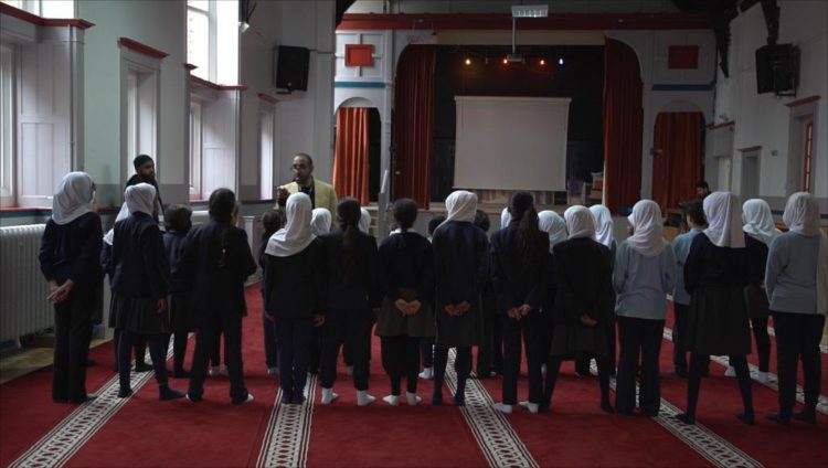 الطالبات المسلمات يحققن أعلى الدرجات أكاديميا على مستوى بريطانيا (الجزيرة)